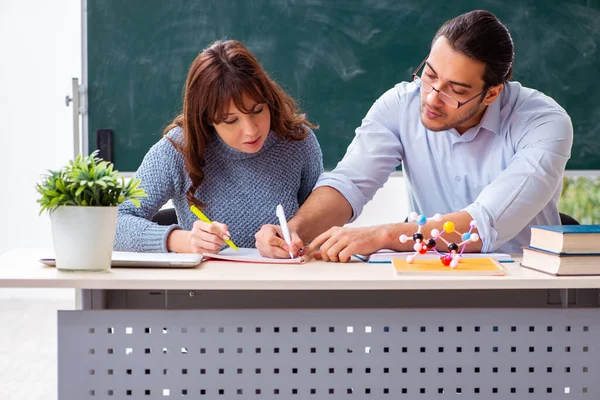 Ung kvinnlig elev och manlig lärare i klassrummet — Stockfoto