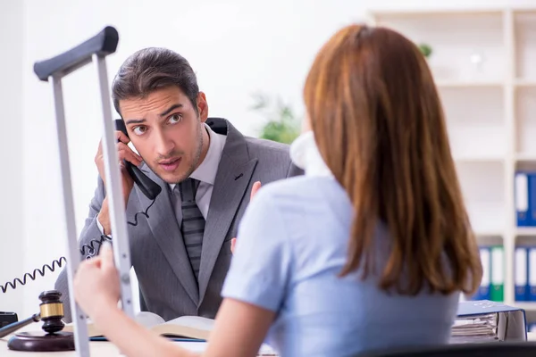 Junge verletzte Frau und Anwalt im Gerichtssaal — Stockfoto