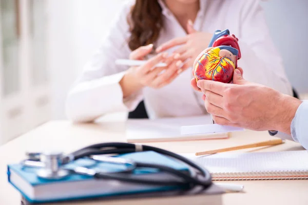 Giovane medico cardiologo e studentessa in classe — Foto Stock