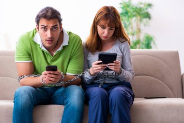 Gadget bağımlılığı konseptinde genç bir çift