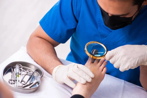 Dedo ferido mulher visitando médico traumatologista masculino — Fotografia de Stock