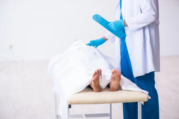 Forense de policía examinando cadáver en morgue — Foto de Stock