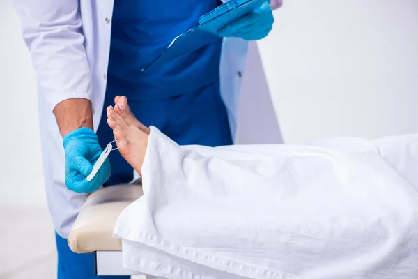 Forense de policía examinando cadáver en morgue — Foto de Stock