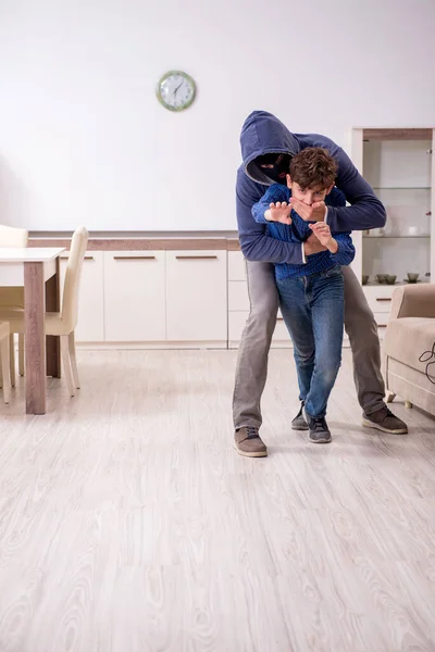 Kindesentführungskonzept mit kleinem Jungen — Stockfoto