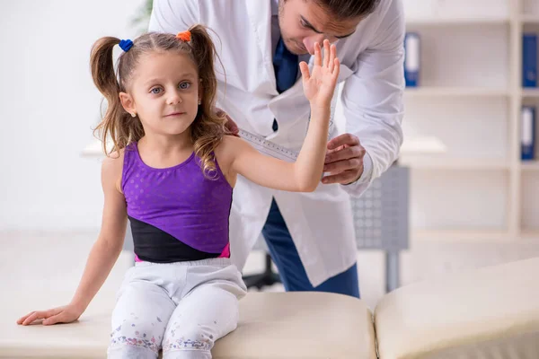 Klein meisje op bezoek bij jonge mannelijke arts — Stockfoto