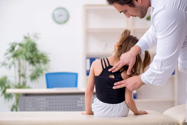 Liten flicka besöker ung manlig läkare — Stockfoto