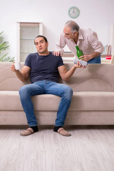 Man with drinking problem and the family — Stock Photo, Image