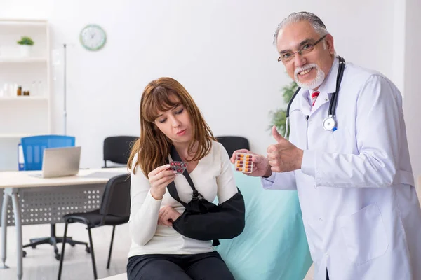 Mujer joven lesionada visitando a médico traumatólogo experimentado — Foto de Stock