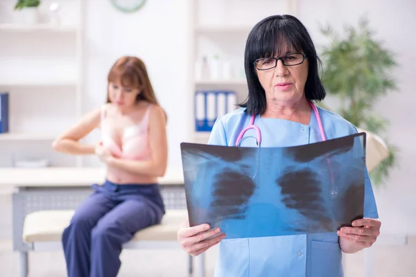 Jonge vrouw bezoekt oude arts oncoloog bij borstkanker — Stockfoto