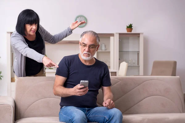 Vecchia coppia che litiga a casa — Foto Stock