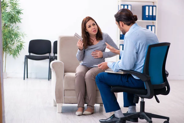 젊은 남성 심리학자의 방 문하는 임신 한 여자 — 스톡 사진