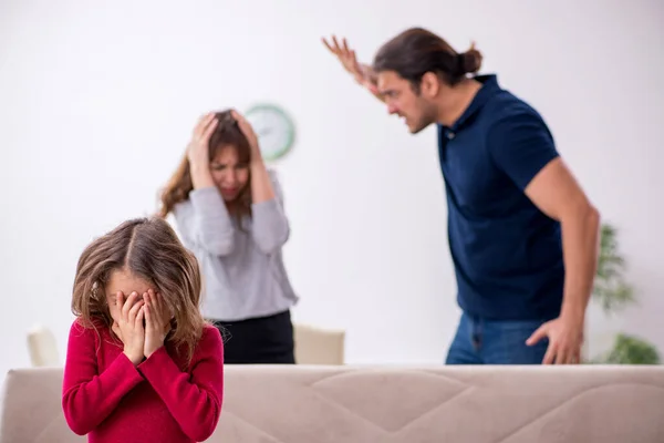 Junges Paar und ihre Tochter im Familienkonflikt — Stockfoto