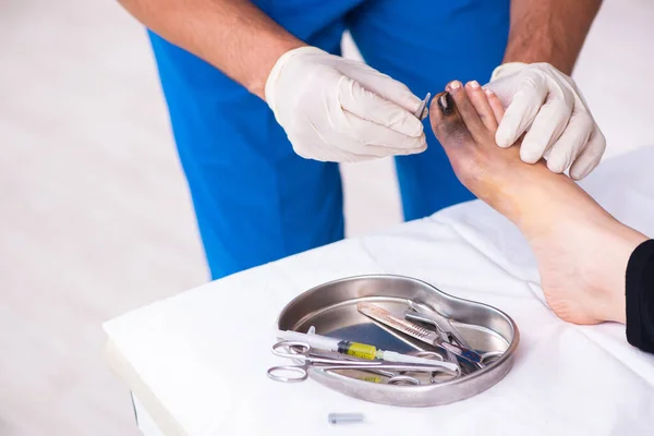 Dedo lesionado mujer visitando médico traumatólogo masculino —  Fotos de Stock