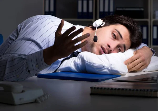 Operador de helpdesk cansado e exausto durante o turno da noite — Fotografia de Stock