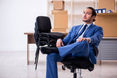 Taşınma konseptinde çalışan genç bir erkek.