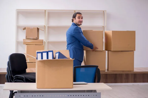 Young male employee in relocation concept — Stock Photo, Image
