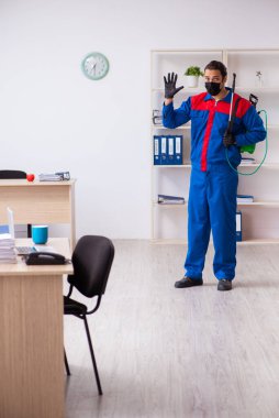 Genç erkek müteahhit dezenfekte ofisi