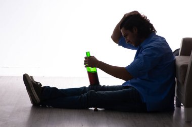 Genç adam alkolizmden muzdarip.