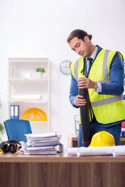 Ofiste çalışan genç erkek mimar.