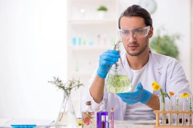 Parfüm sentezi konseptinde genç bir kimyager.