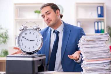 Kopyalama makinesinde çalışan genç bir erkek.