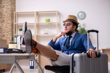 İş adamı salgın sırasında geziye hazırlanıyor