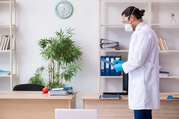 Joven virólogo médico en el consultorio — Foto de Stock