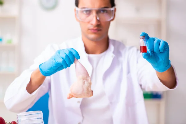 Joven experto en nutrición masculina probando productos alimenticios en laboratorio — Foto de Stock