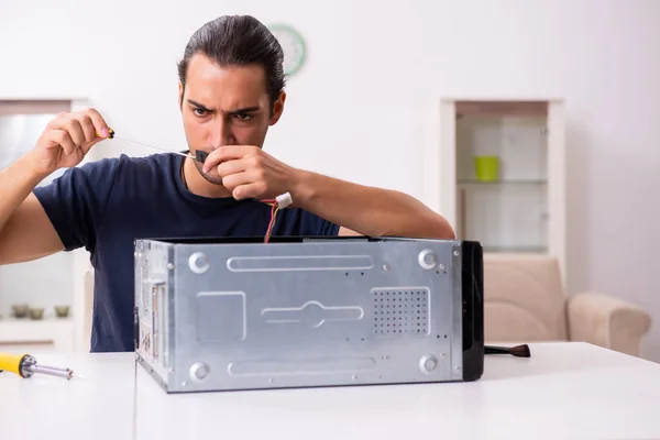 Young man repairing computer at home — Stock Photo, Image