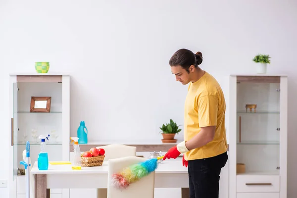 Jonge mannelijke aannemer schoonmaken van het huis — Stockfoto