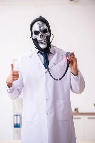 Hombre diablo doctor trabajando en la clínica —  Fotos de Stock