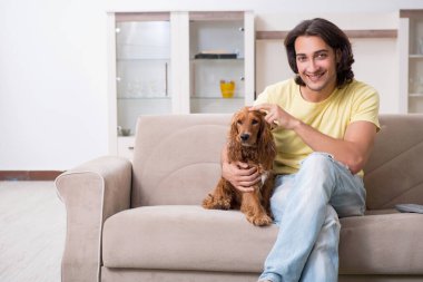 Cocker Spaniel köpeği olan genç bir adam.