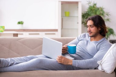 Evden çalışan genç bir işçi.