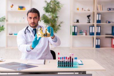 Coronavirus COVID-19 konseptinde çalışan doktor.