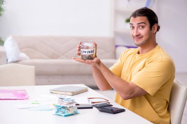 Bütçe planlama konseptinde genç bir adam