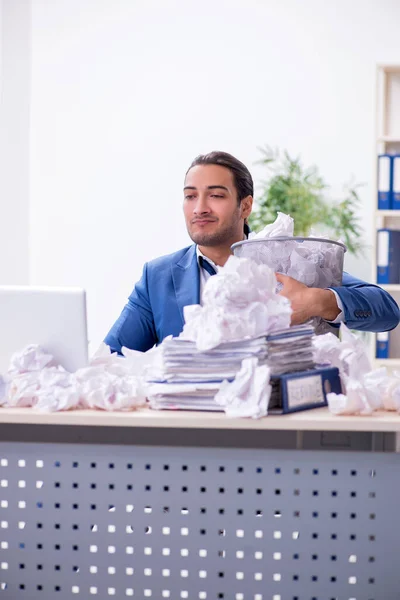 Empresário rejeitando novas ideias com muitos papéis — Fotografia de Stock