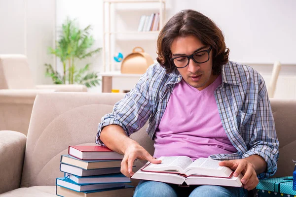 Giovane studente maschio che si prepara per gli esami durante il Natale — Foto Stock