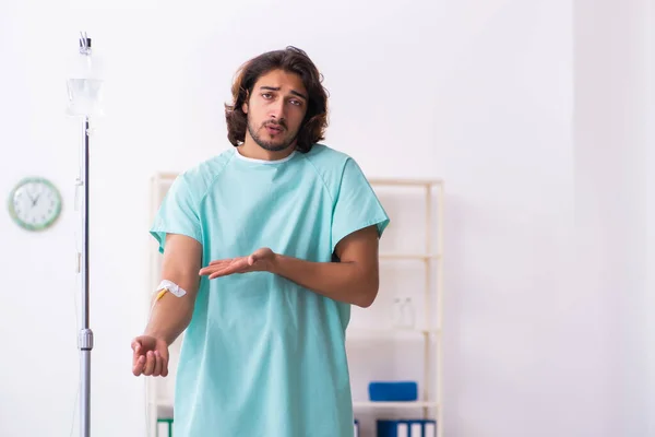 Giovane paziente maschio nel concetto di trasfusione di sangue — Foto Stock