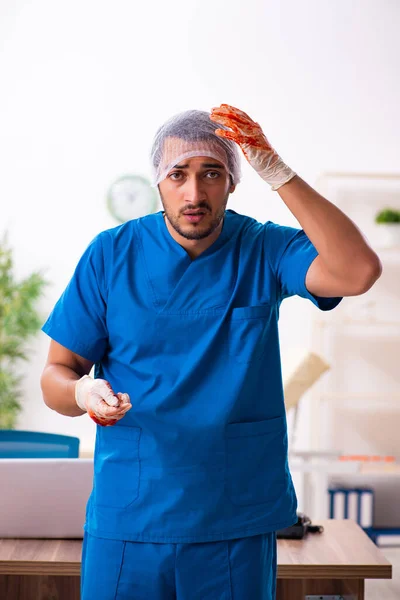 Giovane medico chirurgo maschile in concetto di negligenza fatale — Foto Stock