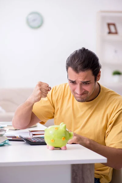 Junger Mann im Haushaltssicherungskonzept — Stockfoto