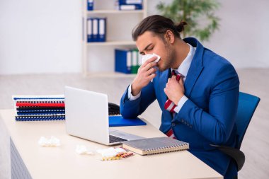 İş yerinde Coronavirus 'tan muzdarip hasta erkek çalışan