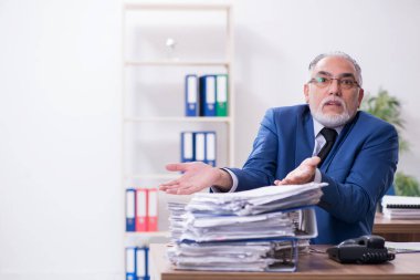 Eski erkek çalışan ve ofiste aşırı çalışan.
