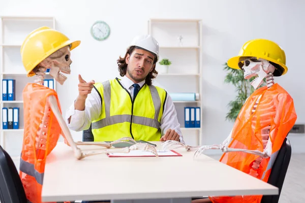 Engraçado reunião de negócios de construção com chefe e esqueletos — Fotografia de Stock