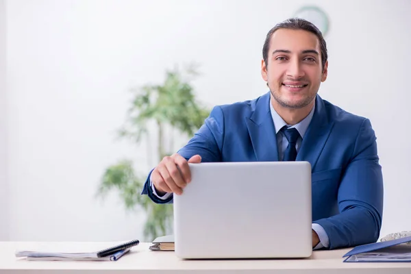 Jeune employé masculin dans le bureau — Photo