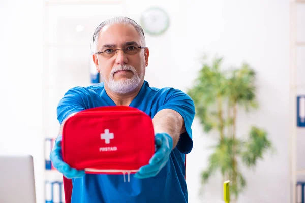 Oude mannelijke arts apotheker werkzaam in de kliniek — Stockfoto