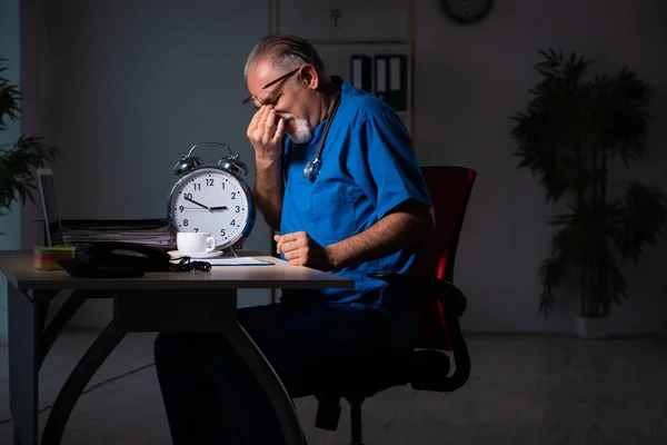 Idősebb férfi orvos a kórházban éjszaka — Stock Fotó