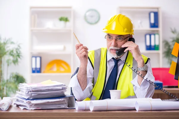 Alt männlich architekt arbeit im büro — Stockfoto