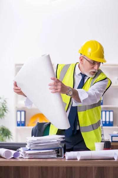 Alt männlich architekt arbeit im büro — Stockfoto