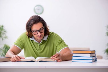 Evde sınava hazırlanan genç bir erkek öğrenci.