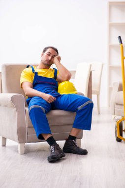 Taşınma konseptinde genç bir erkek müteahhit